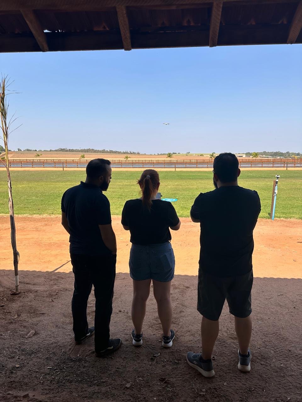 Profissionais com drones em um parque eólico